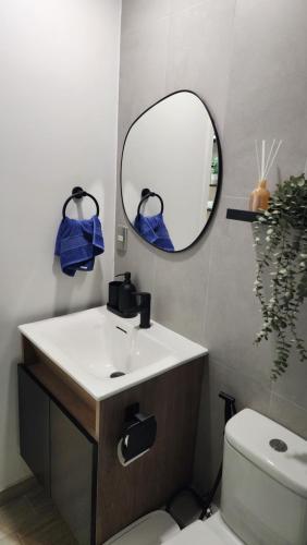 Ένα μπάνιο στο Apartmento en Ñuñoa con estacionamiento
