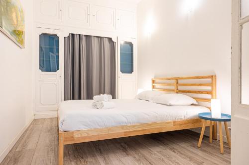 - une chambre dotée d'un lit avec des draps blancs dans l'établissement Le Palais des Guilhem, à Montpellier