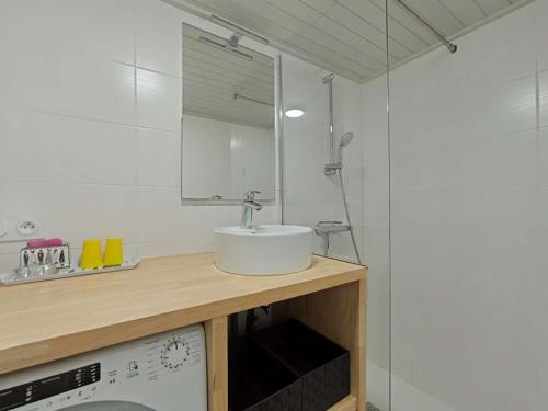 une salle de bain avec un lavabo, un miroir et une douche dans l'établissement Maison cosy avec mezzanine, piscine chauffée, proche mer - 4 couchages - parking privatif - FR-1-224A-1, à Bretignolles-sur-Mer
