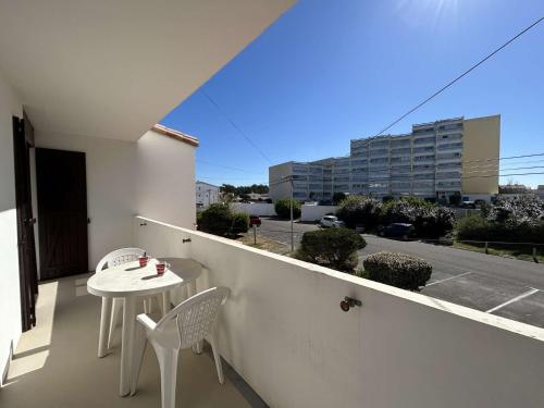 Photo de la galerie de l'établissement Appartement 2 pièces avec balcon, proche plage et commerces - 4 couchages - FR-1-224C-129, à Saint-Hilaire-de-Riez