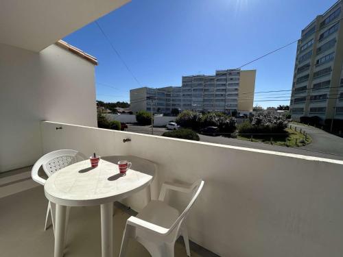 Photo de la galerie de l'établissement Appartement 2 pièces avec balcon, proche plage et commerces - 4 couchages - FR-1-224C-129, à Saint-Hilaire-de-Riez