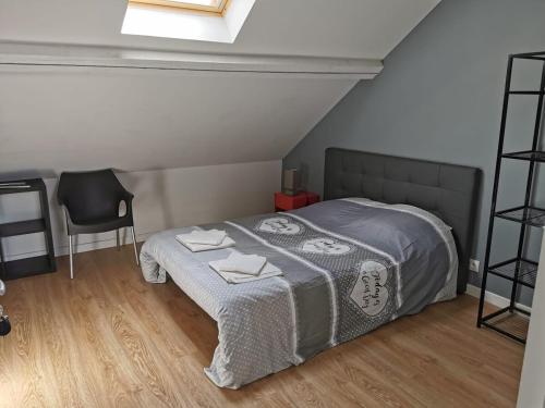 - une chambre avec un lit et une chaise noire dans l'établissement Suite Condorcet 3 Ch 3 Sdb, à Reims