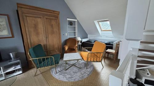 un salon avec des chaises et un canapé dans l'établissement Studio le Sterne, à Perros-Guirec