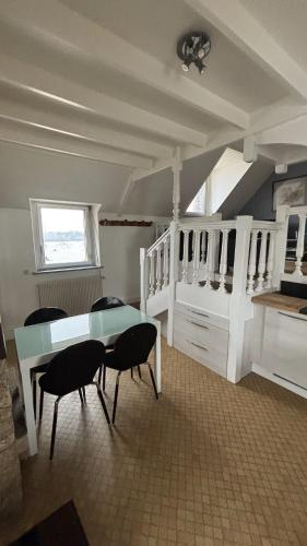 une pièce avec une table, des chaises et un lit dans l'établissement Studio le Sterne, à Perros-Guirec