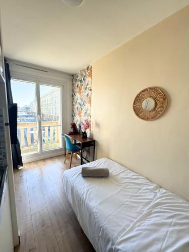 Кровать или кровати в номере L'Escale Appartements et Suites en bord de Mer