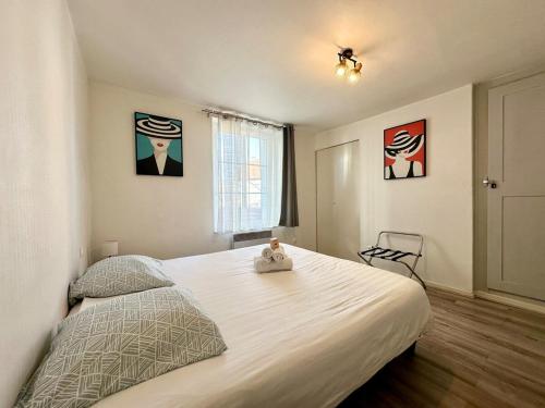 une chambre avec un grand lit blanc et une fenêtre dans l'établissement Le Repère - 2 à 4 personnes - Lit King Size - Proche Gare, à Nancy