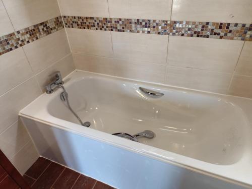 Ένα μπάνιο στο 4BR Candelaria Wooden Home -Pool & Views - Parking