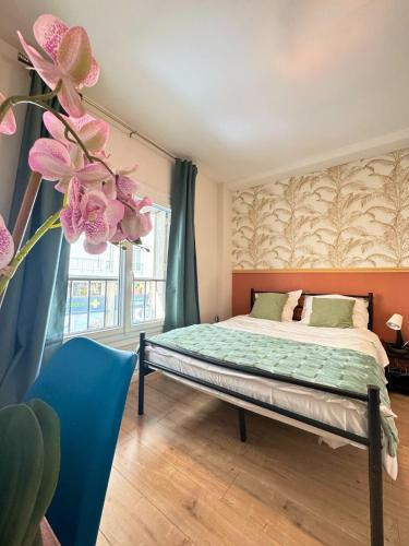 Кровать или кровати в номере L'Escale Appartements et Suites en bord de Mer