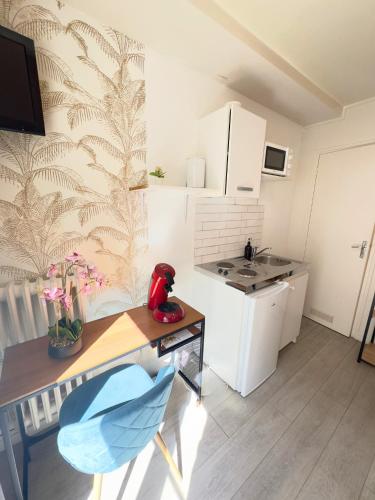 Кухня или мини-кухня в L'Escale Appartements et Suites en bord de Mer
