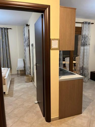 una cocina con fregadero y encimera en Melas Sweet Home, en Sivota