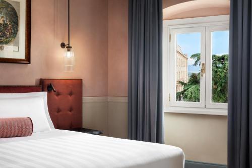 a bedroom with a bed and a window at Sina Brufani in Perugia