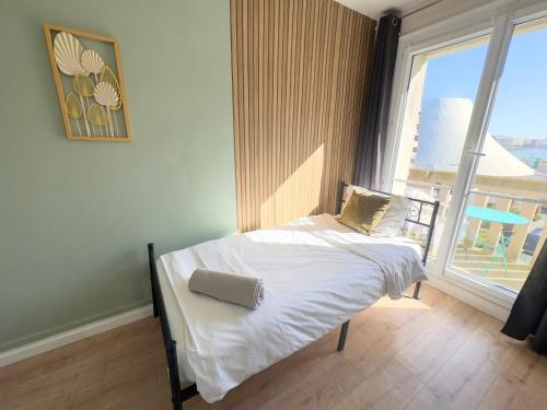Кровать или кровати в номере L'Escale Appartements et Suites en bord de Mer
