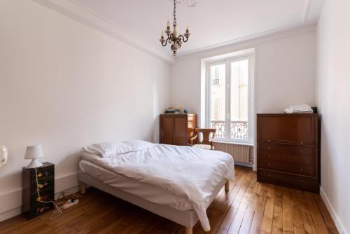 une chambre blanche avec un lit et une fenêtre dans l'établissement Bonvin - CI - Parisian apt for 2p - View Tour Eiffel, à Paris