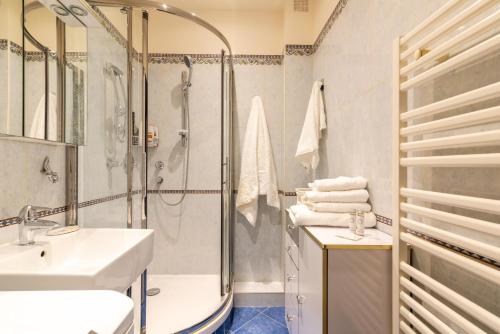 une salle de bain avec douche et lavabo dans l'établissement Bonvin - CI - Parisian apt for 2p - View Tour Eiffel, à Paris