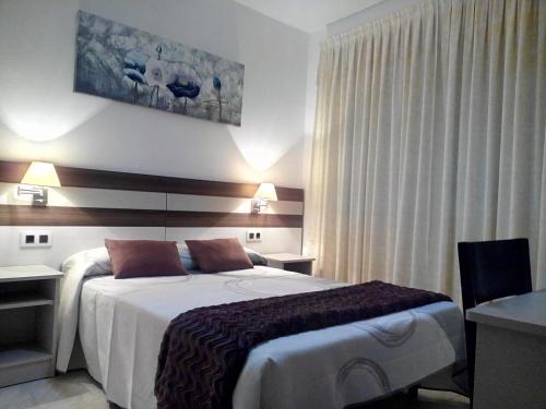 Ένα ή περισσότερα κρεβάτια σε δωμάτιο στο Hostal Rivas