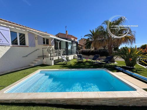 une piscine dans la cour d'une maison dans l'établissement Villa Les Vignes du Paradis - Piscine - Jardin, à Carqueiranne