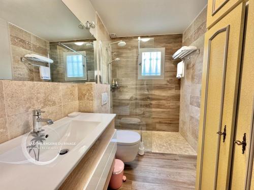 une salle de bain avec un lavabo et des toilettes dans l'établissement Villa Les Vignes du Paradis - Piscine - Jardin, à Carqueiranne
