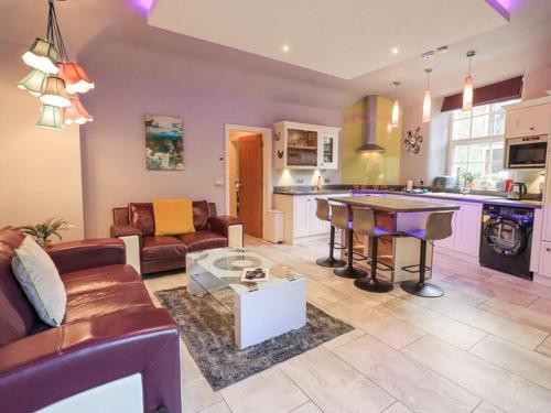 ein Wohnzimmer mit Sofa und Tisch in der Unterkunft Stylish & Contemporary 5 * Fully Renovated Luxurious Holiday Cottage Ambleside in Ambleside