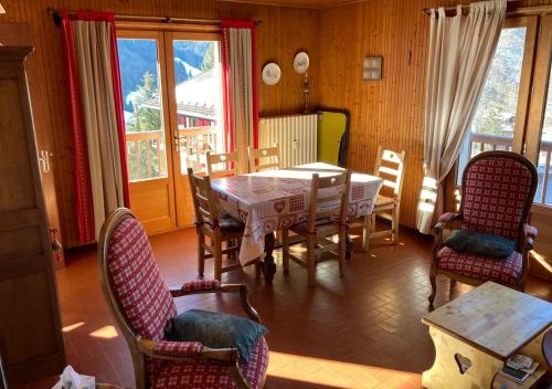 une salle à manger avec une table et des chaises dans l'établissement Appartement 6-7 pers, proche activités et loisirs d'été, à La Clusaz