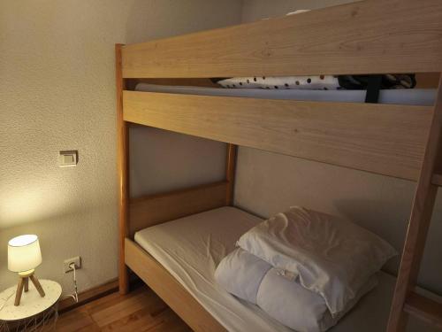 Ce lit se trouve dans un dortoir doté de 2 lits superposés et d'une lampe. dans l'établissement Chalet de Montagne avec Parking à Cauterets - FR-1-812-123, à Cauterets