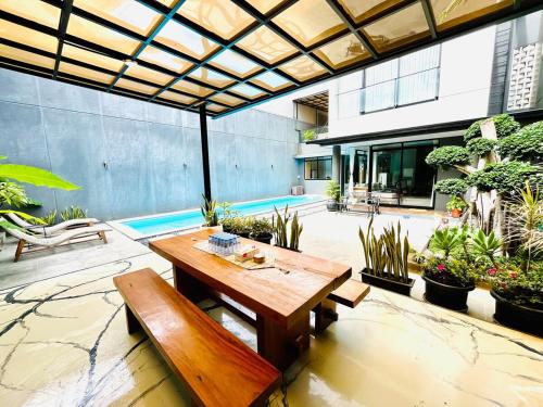Bazén v ubytování Parahyangan Lakeview Villa - KBP nebo v jeho okolí