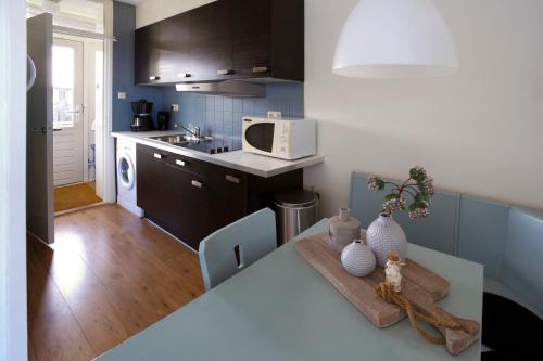 una cocina con una mesa con encimera en die Perle, en Zandvoort
