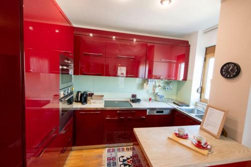 Foto Rare Spacious 3BR Apartment - Central Tirana 6