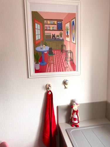 une photo d'une cuisine avec une serviette rouge dans l'établissement Chez mamie Rose wifi gratuit, à Bourges