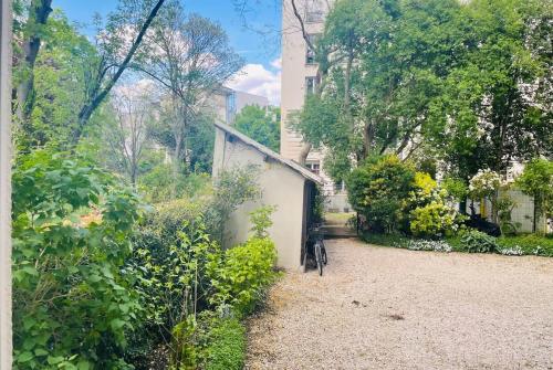 Beautiful 1 bedroom apartment next to Roland