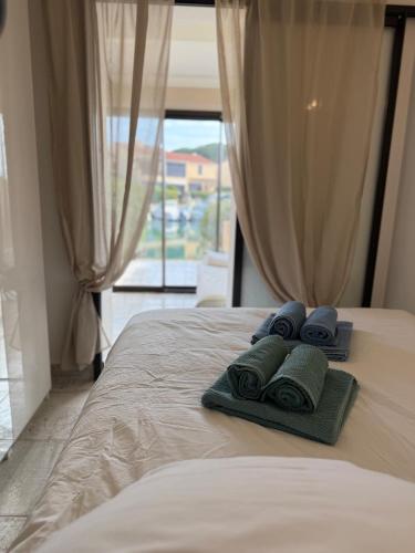 - une chambre avec un lit, des serviettes et une fenêtre dans l'établissement T3 Marina tout inclus- Plage à pied, à Saint Cyprien Plage