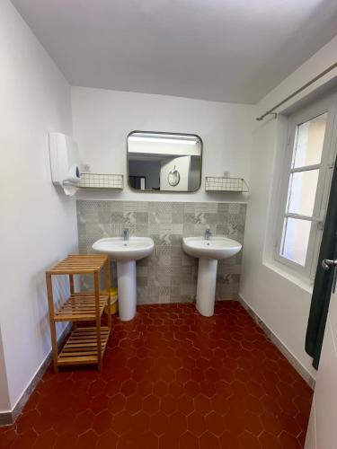 Photo de la galerie de l'établissement Le Castel, La Chambre pour 7 personnes, à Solliès-Pont