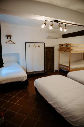 Photo de la galerie de l'établissement Le Castel, La Chambre pour 7 personnes, à Solliès-Pont