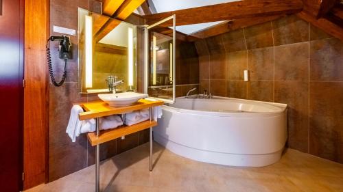 Hotel Relais De La Cote D'orにあるバスルーム