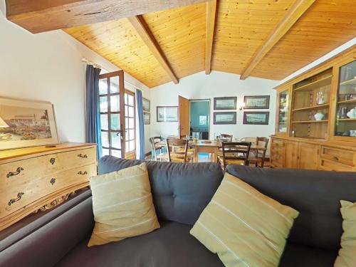 un salon avec un canapé et une salle à manger dans l'établissement Charmante maison près de la plage avec Wi-Fi et parking privé - FR-1-224B-243, à LʼÉpine