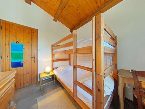 - une chambre avec 2 lits superposés dans une cabine dans l'établissement Charmante maison près de la plage avec Wi-Fi et parking privé - FR-1-224B-243, à LʼÉpine