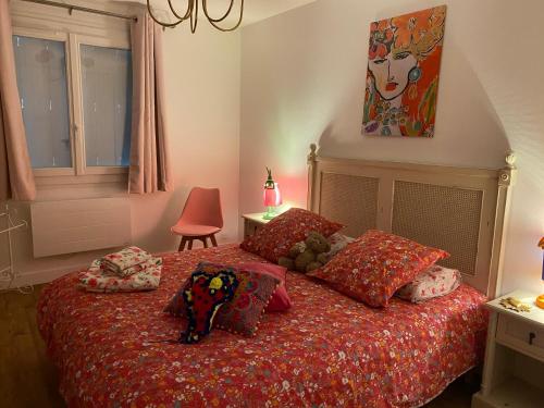 une chambre avec un lit avec un animal en peluche dessus dans l'établissement Chez mamie Rose wifi gratuit, à Bourges