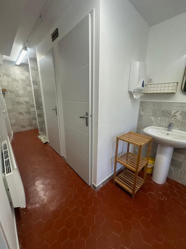 Photo de la galerie de l'établissement Le Castel, La Chambre pour 7 personnes, à Solliès-Pont