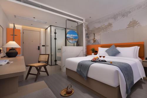 Postel nebo postele na pokoji v ubytování Lijiang Bamboo Elegance Court Hotel