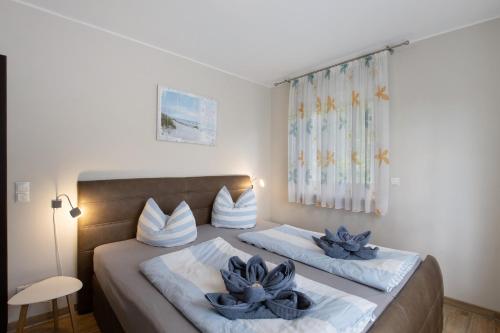 a bedroom with two beds with blue flowers on them at Lifestyle Ferienhaus in Pouch