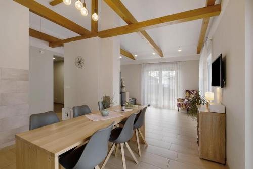 a dining room with a long table and chairs at Lifestyle Ferienhaus in Pouch