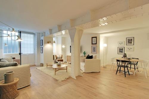 un salon avec un canapé et une table dans l'établissement 2 appartements en 1 - Superbe logement près du Louvre l 12P, à Paris