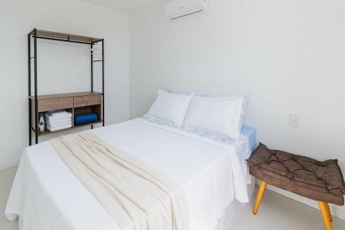 En eller flere senge i et værelse på Varanda Rede Vista Mar 8 Andar • Ed Palmer • NOMDS