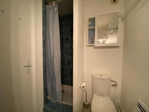 une salle de bain avec douche et toilettes dans l'établissement Studio cosy et rénové - vue port, à Capbreton