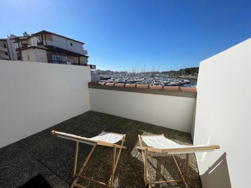 - deux chaises sur un balcon avec vue sur le port dans l'établissement Studio cosy et rénové - vue port, à Capbreton