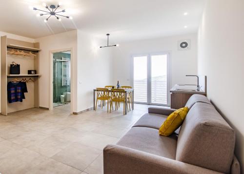 a living room with a couch and a table at Coste Ponente Appartamenti Turistici in Ragusa