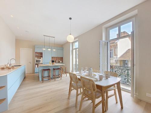 une cuisine et un salon avec une table et des chaises dans l'établissement Nestor&Jeeves - PEPYTE - Design - Near Beach, à Nice