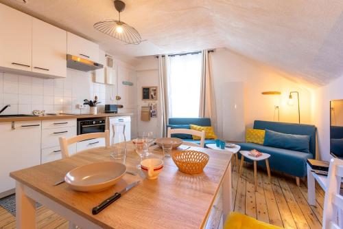 une cuisine et un salon avec une table et des chaises dans l'établissement Au cœur de la ville, traversant et tout confort, à Vannes