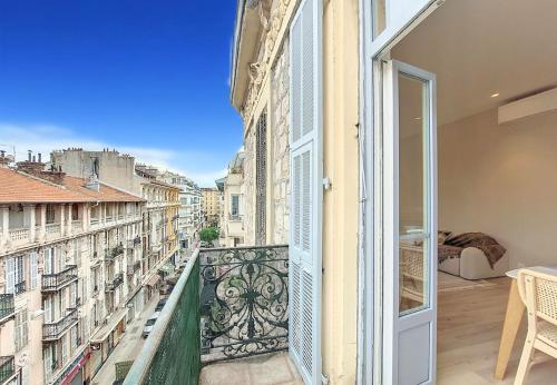 un balcon avec vue sur une ville dans l'établissement Nestor&Jeeves - PEPYTE - Design - Near Beach, à Nice