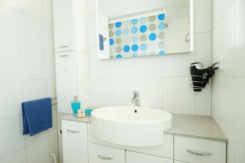Ένα μπάνιο στο RELAX - APPARTEMENTS mit Pool und Sauna, Allgäu