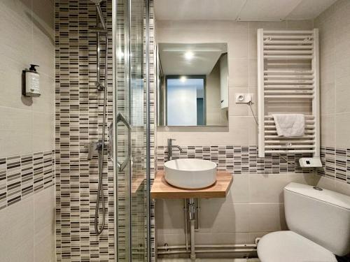 une salle de bain avec un lavabo, des toilettes et une douche dans l'établissement Le Lodge - Lit King Size - 2 à 4 personnes - Proche Gare, à Nancy